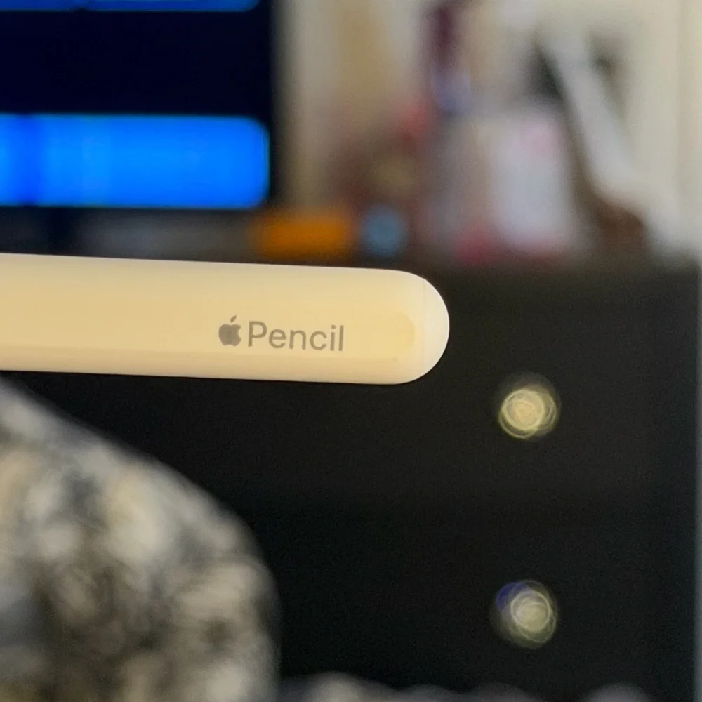 Apple Pencil - Sleek White Design